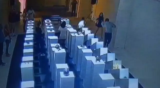 ▲女留学生撞倒陈列展品的方形柱子。（图片来源：第14工厂Twitter）